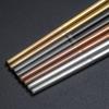 Palillos Creativos Chinos Xiangyun Acero Inoxidable 304 Chapados en Oro Palillos Cuadrados Huecos Antideslizantes de una Pieza para el Hogar Caja de Regalo