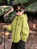 2185 Jaqueta com Capuz para Meninos Primavera e Outono 2026 Nova Moda Jaqueta de Outono para Bebê Casaco de Outono Infantil