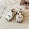 Corona de Moda Estilo Hada para Niñas Sandalias Romanas Huecas con Pedrería Verano 2026 Nuevos Zapatos Versátiles de Princesa