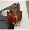 Bolsa de Mão Vermelha Feminina 2025 Nova Popular Textura Retrô Versátil Bolsa de Ombro Moda Bolsa Transversal Tipo Balde