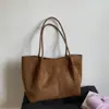 Nova Bolsa Tote de Camurça Grande Capacidade para o Outono/Inverno 2025 Versão Coreana Estilo Simples Ins Bolsa de Ombro Versátil para Mulheres