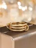 Anillo de Luz de Zirconia Incrustada en Oro Real Chapado en Cobre Transfronterizo Europeo y Americano Lujo Ligero Sensación de Alta Gama Anillo para el Dedo Joyería de Mano Versátil Fabricante Venta al por Mayor en Stock
