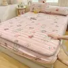 Falda de Cama Acolchada de Leche Polar de Alto Peso Juego de Tres Piezas Otoño e Invierno Cálido Protector de Colchón de Coral Polar Venta al por Mayor