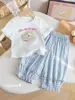 Conjunto de Verano para Niñas Lindo Bordado de Dibujos Animados Adorno de Encaje Camiseta de Manga Corta Pantalones Casuales Cuadros a la Moda Conjunto de Dos Piezas