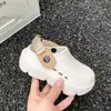 Sapatos infantis respiráveis com furinhos, não abafam, várias cores disponíveis, sandálias versáteis