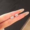 Pendientes pequeños y frescos de alta calidad con un toque de temperamento de nicho de amor con flores de resina rosa dulce de Corea del Sur.