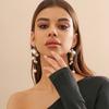 Europa y Estados Unidos exagerado sentido del diseño de aretes de temperamento con borla de perla de imitación, tamaño caliente transfronterizo, joyería de aretes dulces y geniales con cuentas