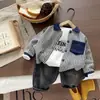 Conjunto de 3 Peças para Bebê Menino Outono, Listras Verticais, Bolso na Lapela, Conjunto de Calça Jeans Longa Casual Tendência Retrô para Crianças