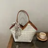 Bolsa Grande para o Dia a Dia Retrô Feminina 2026 Nova de Verão com Temperamento Bolsa de Ombro Versátil Moda Pequena Bolsa Tote Estilo Chanel
