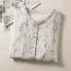 Foto Real de Camiseta Top de Algodão e Linho Plus Size de Manga Curta em Estoque com Estampa Artística Vintage de Borda Franzida para Primavera