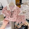 Conjunto de Duas Peças Verão Novo Menina Doce Bebê com Gola Polo Acabamento na Bainha Camisa de Manga Curta e Shorts com Lapela