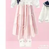Conjunto de duas peças estilo preppy para meninas para o início do outono: moletom estiloso com gola Peter Pan, laço e saia branca em camadas