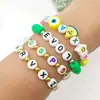 100 Miçangas Alfabeto Acrílicas de 26 Letras Misturadas Aleatoriamente, Miçangas Redondas e Quadradas Planas com Fundo Branco e Espaçamento Colorido das Letras, Materiais para Miçangas