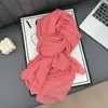 Xale de Viagem Estilo Étnico Retrô para Mulheres Cor Sólida Algodão e Linho Lenço de Seda Primavera, Outono e Inverno Versátil Quente Lenço do Deserto