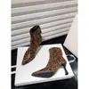 Colección nueva 2025 europea y americana: botines sexys de gamuza con punta y estampado de leopardo, botas de corte ajustado, botas de moda de tacón alto para mujer