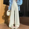 Foto real de pantalones de punto anchos para mujer con botones, flecos y bordes deshilachados, otoño/invierno 2026, de cintura alta, fluidos, pantalones rectos casuales