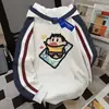 25 Novas Moletons com Capuz Versáteis Estilo Preppy Americano para Homens e Mulheres no Outono e Inverno Estampa de Desenho Animado Crayon Shin-Chan Tops com Forro de Lã
