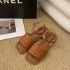 Sandalias tejidas de moda de cabeza cuadrada talla grande transfronterizas Europa y Estados Unidos verano nuevo estación independiente chanclas de playa para mujer combinan con todo