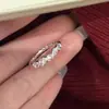 Nuevo Anillo de Zirconia Ultra Brillante, Delicado y Elegante para Mujer con un Diseño de Nicho, Estilo Lujo Ligero, Anillo Versátil de Índice Abierto