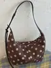 Elegante y moderna colección de otoño 2026: una bolsa de mano única de gran capacidad para el trayecto diario, con diseño de lunares y correa para el hombro/cruzada