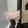 Las populares bolsas pequeñas de este año para mujer en el verano de 2026 son nuevos y modernos bolsos cruzados con cadena versátiles, bolsos cuadrados pequeños de mano para llevar debajo del brazo