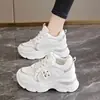Zapatillas de papá modernas y ligeras, colección otoño 2026, que aumentan la altura, casuales, zapatillas blancas de moda, antideslizantes, zapatos deportivos de suela blanda para mujer