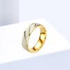 Anillo Chapado en Oro de 18K, Anillo de Acero de Titanio para Pareja con Línea Diagonal Clásica de Moda con Patrón de Escalón Dorado y Zircón, Estilo para Pareja