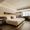 Atour 4.0 Muebles de Hotel Habitación Estándar Juego Completo Cama de Hotel Estilo Chino Madera Maciza Moderna Simple Base de Cama Tablero de Cama Cama para Alojamiento
