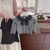 Conjunto de Dos Piezas para Niñas de Primavera y Otoño: Elegante Conjunto de Moda Coreana para Bebés y Niños: Camiseta Rayada con Cuello de Muñeca y Pantalones con Falda Volante