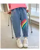 Calças jeans para meninos 2025 primavera e outono novas fabricantes de roupas infantis atacado pequenos e médios meninos estudantes calças infantis