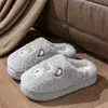Lindas zapatillas de algodón con forma de oso para mujer, nueva colección otoño/invierno 2026, engrosadas y forradas de felpa para abrigar, zapatos de algodón de suela suave para usar en interiores, también disponibles para hombre