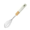Conjunto de utensílios de cozinha com cabo de madeira para uso doméstico, incluindo um descascador, um batedor de arame, uma peneira de farinha e um conjunto de peças para assar e cozinhar