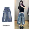 Calça Jeans Cropped Tendência com Bordado de Cachorro Cartoon Tema Carpa para Mulheres, Design de Retalhos Xadrez de Verão, Cintura Alta Wide-Leg