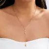 Collar con Forma de Y Estilo Resort Europeo y Americano, Acero Inoxidable Chapado en Oro de 18 Quilates, Moderna Cadena para Clavícula con Borla de Circonita y Perla