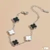 Pulsera de acero de titanio chapada en oro de 18k, de cuatro hojas, lisa, de moda, de venta caliente, con nácar de doble cara, fábrica de joyería de alta gama para mujer