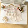 Conjunto de Dos Piezas para Niñas de Verano con Bordado de Ganchillo y Tirantes Color Albaricoque con Textura y Shorts Fruncidos Conjunto Estilo Vacaciones para Niña Pequeña