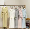 Jaqueta suéter com capuz em tricô trançado de bolso único para mulheres, novo conjunto de tricô espesso para outono e inverno, conjunto de duas peças com cardigã e calça wide leg