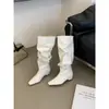 Botas largas de invierno 2026 nuevas, a la moda y con estilo coreano, moda europea y americana, punta cuadrada, diseño simple para aumentar la altura y botas con volantes plisados para mujer