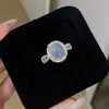 Anel Rosto de Ovo de Calcedônia Gelo Branco Colorido Moda Feminina Versátil Luxo Leve Estilo Frio Ins Ajustável Explosões do Pequeno Livro Vermelho