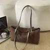 Bolsa Outono Inverno Feminina 2026 Nova Retrô Camurça Manual Redonda Cilíndrica para Trabalho Casual Ombro Único Transversal Bolsa Almofada