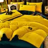 Conjunto de cama de quatro peças de veludo de leite espesso de qualidade de luxo para mães e bebês, com capa de edredom de fleece coral antiestática e com forro de fleece, adequado para uso no inverno.