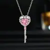 Directo del fabricante: Collar de circonita cúbica en forma de corazón rosa para mujer, con un dulce diseño en forma de corazón con detalles de diamantes, una delicada cadena para la clavícula y un colgante chic y discreto que complementa cualquier atuendo