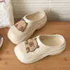 Zuecos blancos modernos antideslizantes de suela gruesa para mujer, nuevas zapatillas cerradas de verano 2025 para exteriores que aumentan la altura