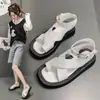 Sandalias de celebridad de internet estilo hada, nuevo modelo de verano 2026 para estudiantes, versátiles sandalias romanas de plataforma de suela gruesa para uso casual al aire libre