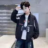 Jaqueta Casual Estilo Corrida para Meninos 2026 Novo Estilo para Crianças de Tamanho Médio e Grande Roupas de Outono Estilo Coreano Solta Impermeável Gola Alta Jaqueta Bonita