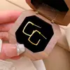 Brincos de tarraxa geométricos versáteis de alta qualidade para mulheres design de nicho alta qualidade luxo leve retrô brincos de celebridade da internet atacado
