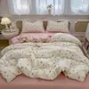 Juego de cama de cuatro piezas de estilo adorable de dibujos animados, amigable con la piel, cómodo, sábana, funda de edredón, juego de tres piezas para cama individual de dormitorio estudiantil.