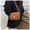 Bolso pequeño y elegante para mujer, estilo coreano, bolso cuadrado pequeño que combina con todo, bolso de hombro de primavera 2024, bolso de moda con hebilla simple para mujer.