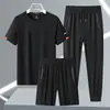 [Direto do Fabricante] Conjunto de Três Peças Masculino de Verão em Seda Gelada Respirável Esportivo Casual Gola Redonda Manga Curta Moda de Alta Qualidade