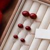Pendientes de cerezas rojas vino de aguja plateada para mujer, pendientes de temperamento de alta gama de lujo ligero, pendientes 2025 nuevas explosiones